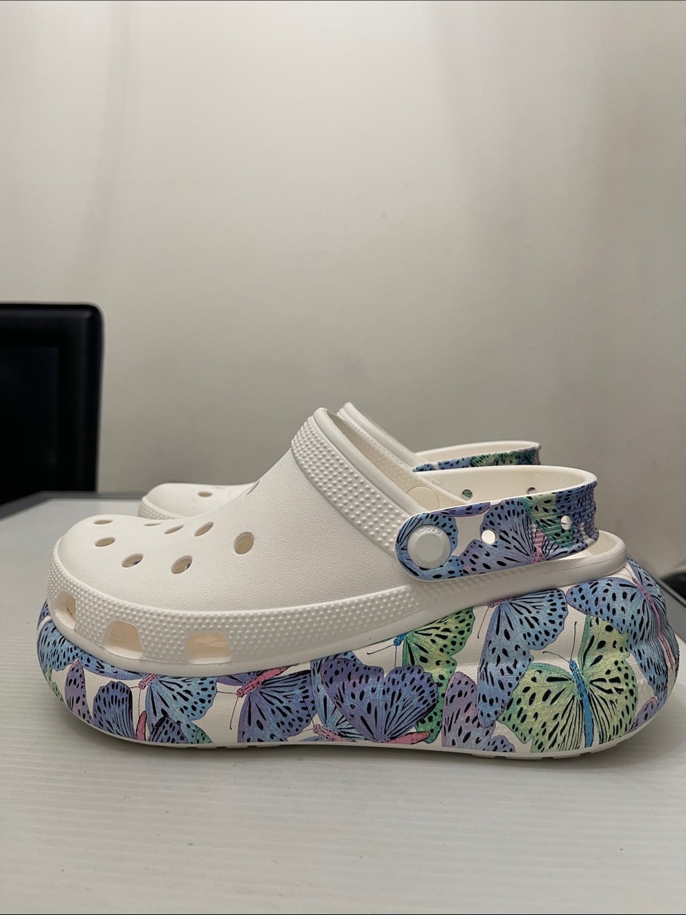 CROCS CLASSIC BUTTERFLY CLOGS WOMENS SIZE 7